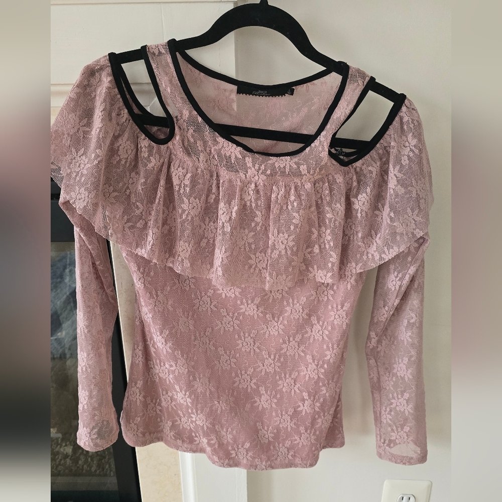 BKE Lace Cold Shoulder Top - Light Pink